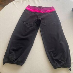 Retro Style Lululemon Athletica Black & Pink Bottoms Capri Leggings Harem Knee 8